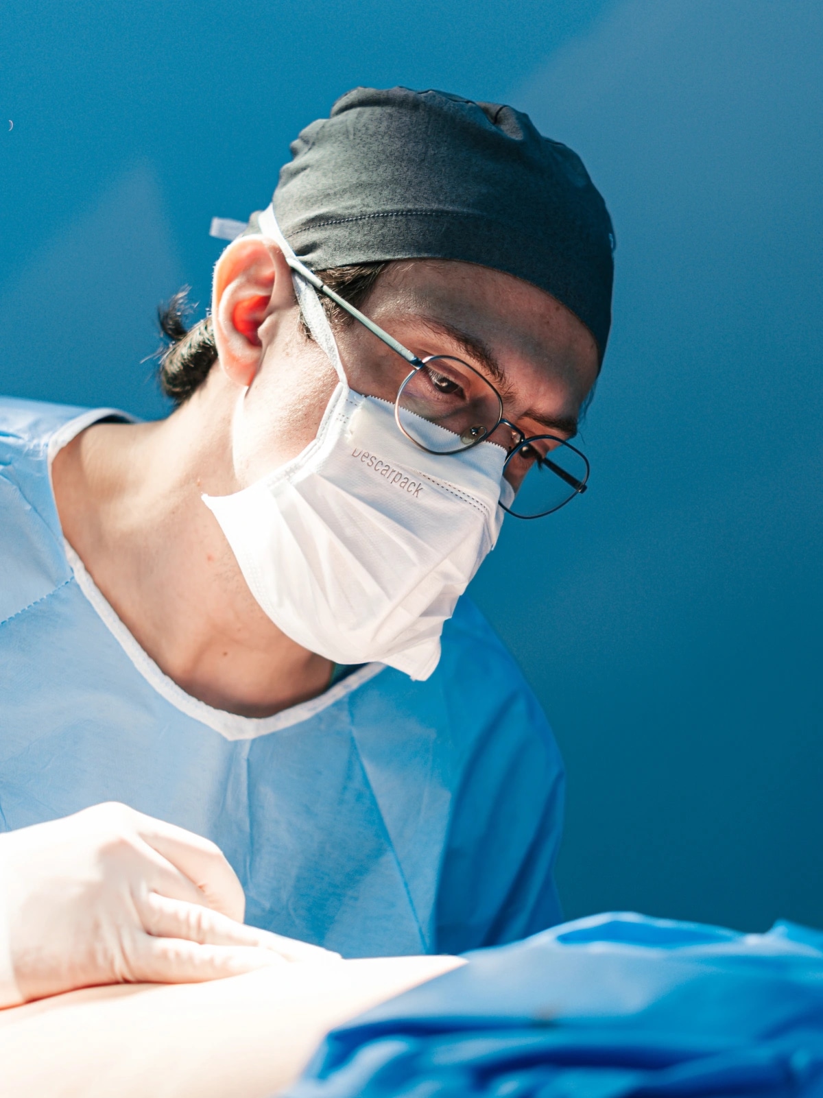 Dr. Bruno Canguçu em procedimento cirúrgico